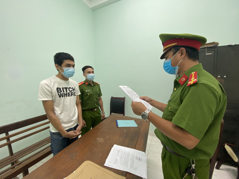 Say xỉn, dùng cuốc xẻng tấn công cán bộ phường -0