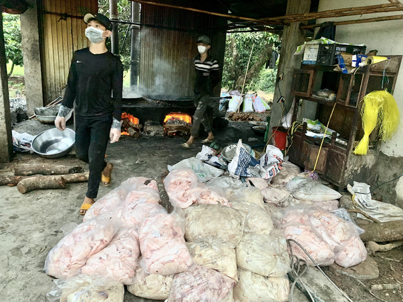 Phát hiện hơn 1,2 tấn mỡ heo bẩn -0