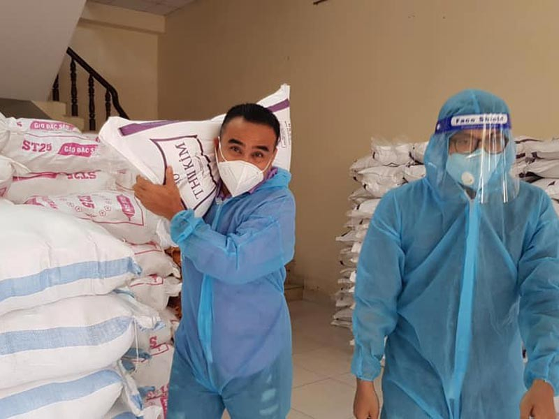 mc quyền linh dù luôn hỗ trợ bà con mỗi lúc khó khăn nhưng vẫn không tránh khỏi lời ra tiếng vào.jpg -0