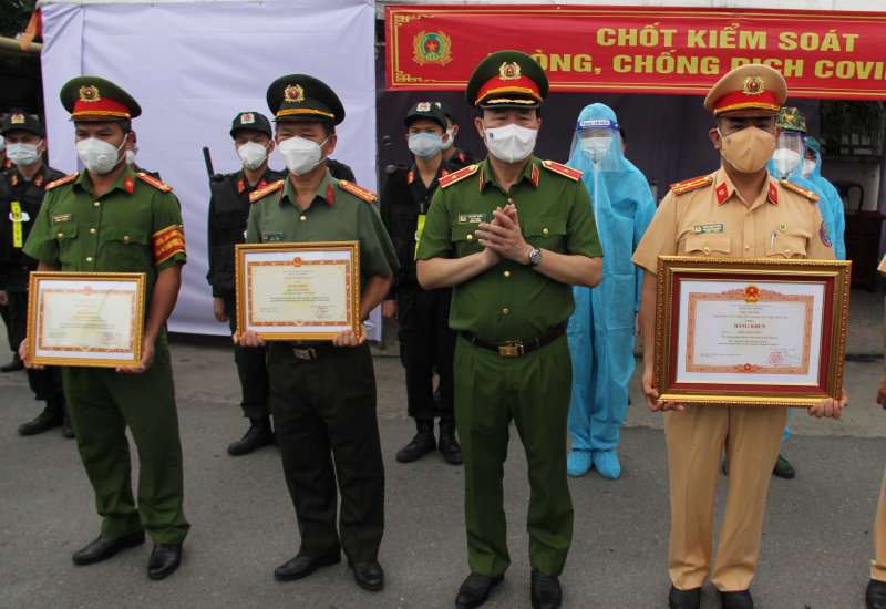 Thứ trưởng Lê Quốc Hùng trao phần thưởng và kiểm tra các chốt phòng chống dịch cửa ngõ của nhiều địa phương  -0