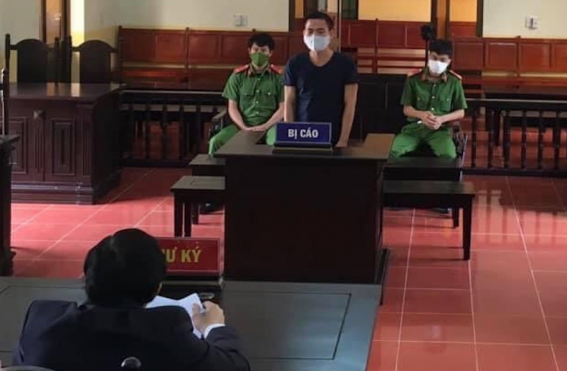 Lĩnh 15 tháng tù vì đánh người thi hành nhiệm vụ  -0