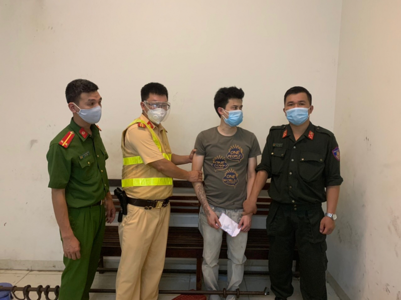 Cảnh sát giao thông lại phát hiện đối tượng cố tình thông chốt ban đêm để chở hàng lậu, mua ma tuý -0