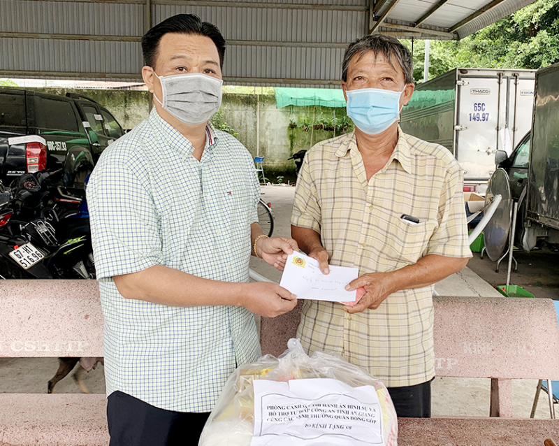 Vợ chồng trốn truy nã bị bắt, Công an An Giang hỗ trợ tiền, gạo để ông ngoại nuôi 2 cháu -0
