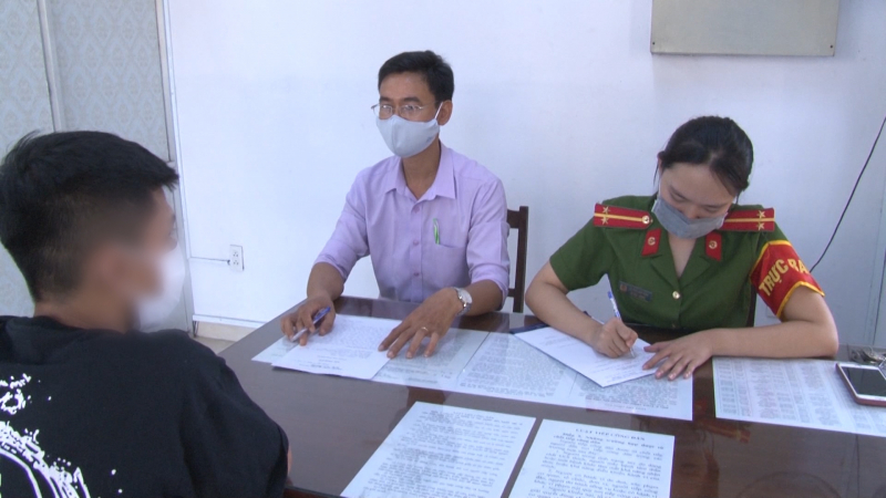 Nhiều người “sập bẫy” vay tiền online lãi suất thấp -0