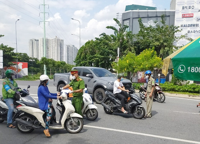 Districts in HCMC go on right track to controlling COVID-19 -0