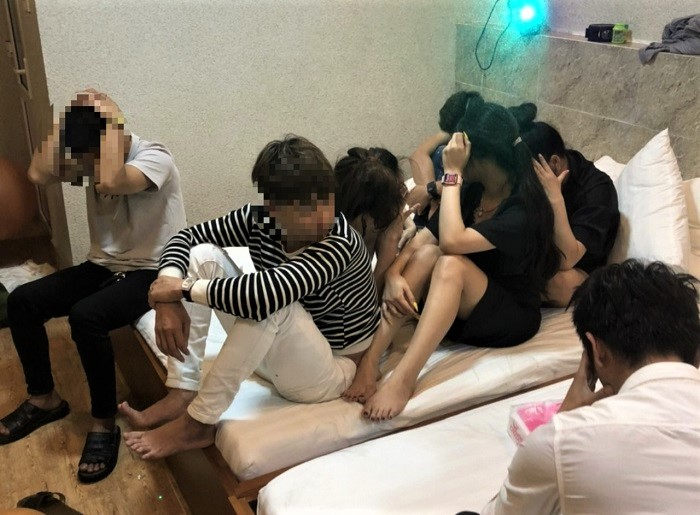 Vừa nới lỏng giãn cách, 13 nam nữ mua ma túy về “xõa” -0