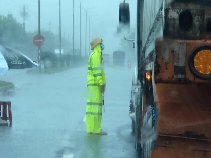 Công an đội mưa giúp người dân Đà Nẵng chống bão  Côn Sơn -0