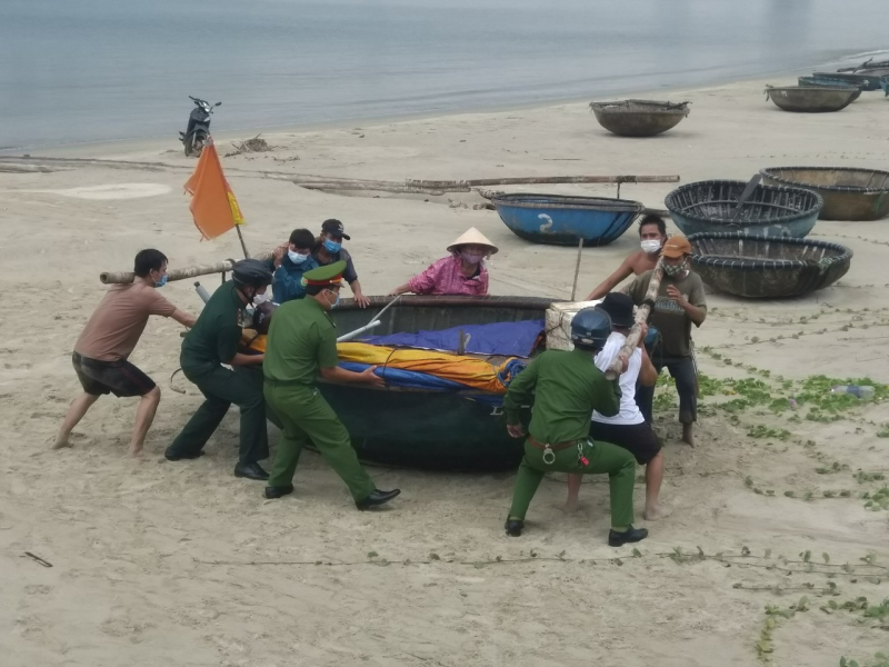 Công an đội mưa giúp người dân Đà Nẵng chống bão  Côn Sơn -0