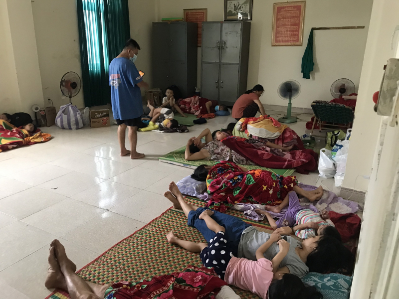 Công an đội mưa giúp người dân Đà Nẵng chống bão  Côn Sơn -0