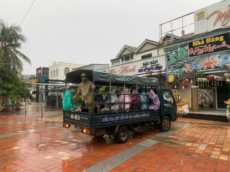 Công an đội mưa giúp người dân Đà Nẵng chống bão  Côn Sơn -1