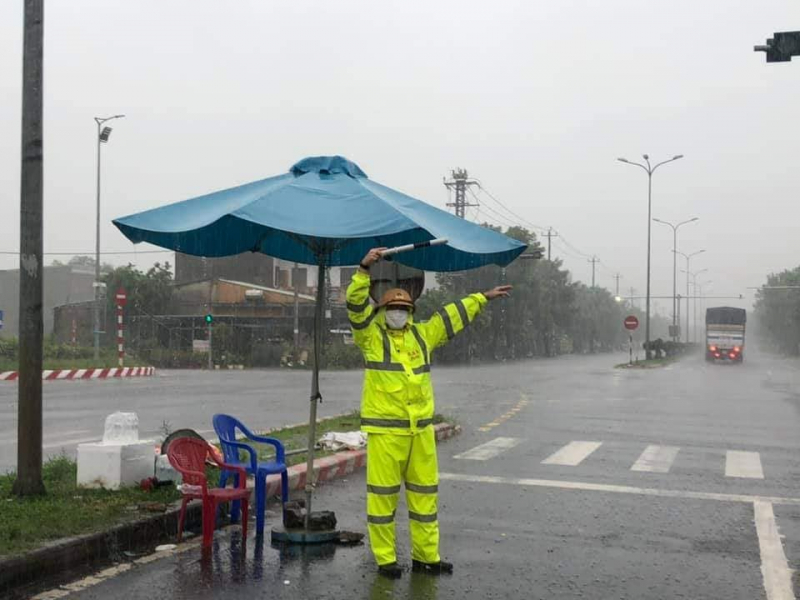 Công an đội mưa giúp người dân Đà Nẵng chống bão  Côn Sơn -0