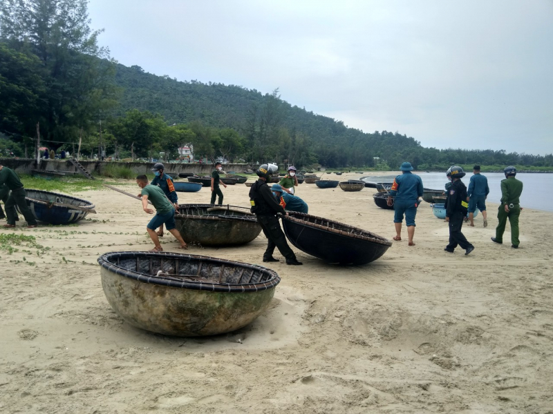 Công an đội mưa giúp người dân Đà Nẵng chống bão  Côn Sơn -1