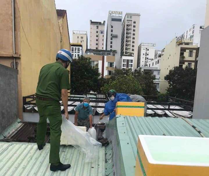 Công an đội mưa giúp người dân Đà Nẵng chống bão  Côn Sơn -0