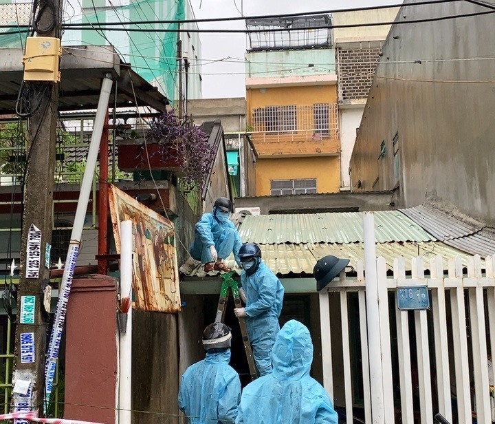 Công an đội mưa giúp người dân Đà Nẵng chống bão  Côn Sơn -1