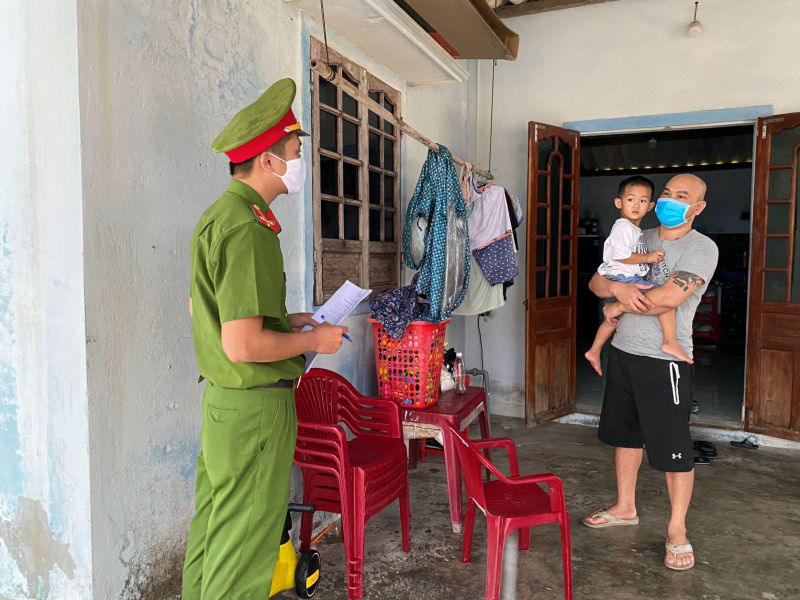 Công an xứ Huế đến tận nhà dân tuyên truyền ứng phó bão số 5 -0