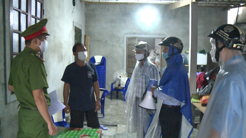 Công an xứ Huế đến tận nhà dân tuyên truyền ứng phó bão số 5 -1