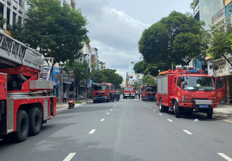 Hướng dẫn, giải cứu 40 người thoát khỏi căn nhà 4 tầng bị cháy trong hẻm -0