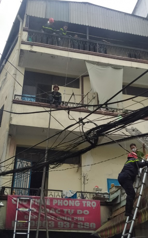 Hướng dẫn, giải cứu 40 người thoát khỏi căn nhà 4 tầng bị cháy trong hẻm -0