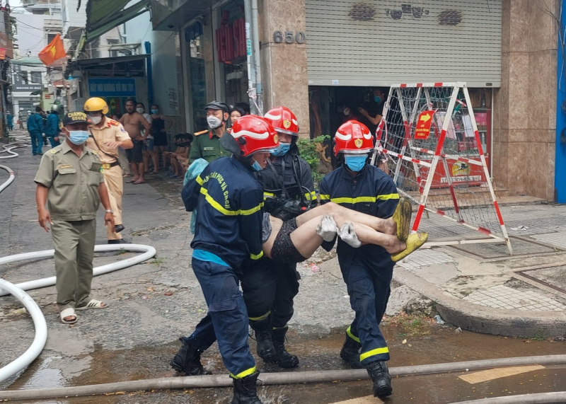 Hướng dẫn, giải cứu 40 người thoát khỏi căn nhà 4 tầng bị cháy trong hẻm -0