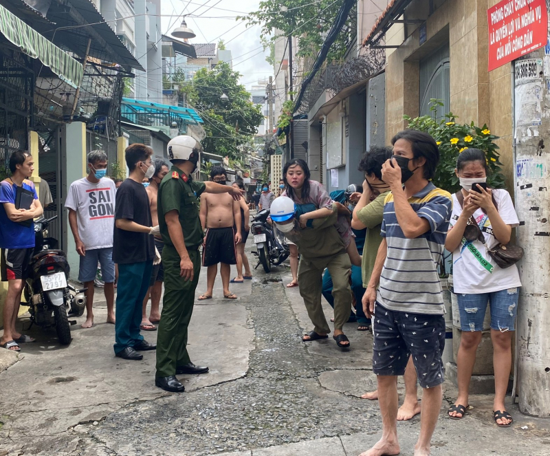 Hướng dẫn, giải cứu 40 người thoát khỏi căn nhà 4 tầng bị cháy trong hẻm -0