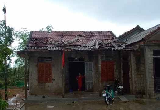 Hàng chục nhà dân ở Huế tốc mái do ảnh hưởng bão số 5  -0