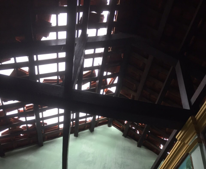 Hàng chục nhà dân ở Huế tốc mái do ảnh hưởng bão số 5  -0