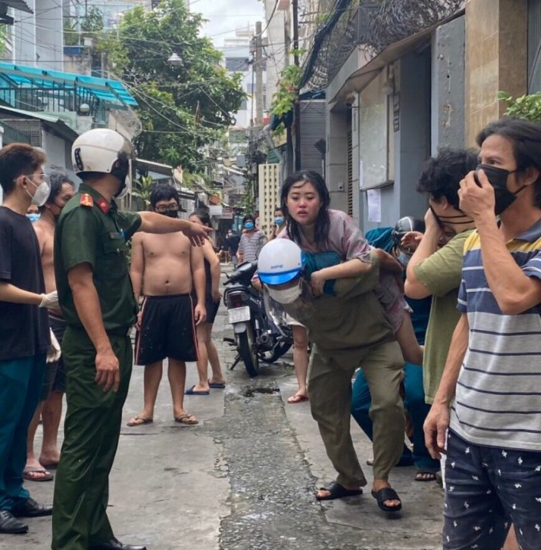 Hướng dẫn, giải cứu 40 người thoát khỏi căn nhà 4 tầng bị cháy trong hẻm -1