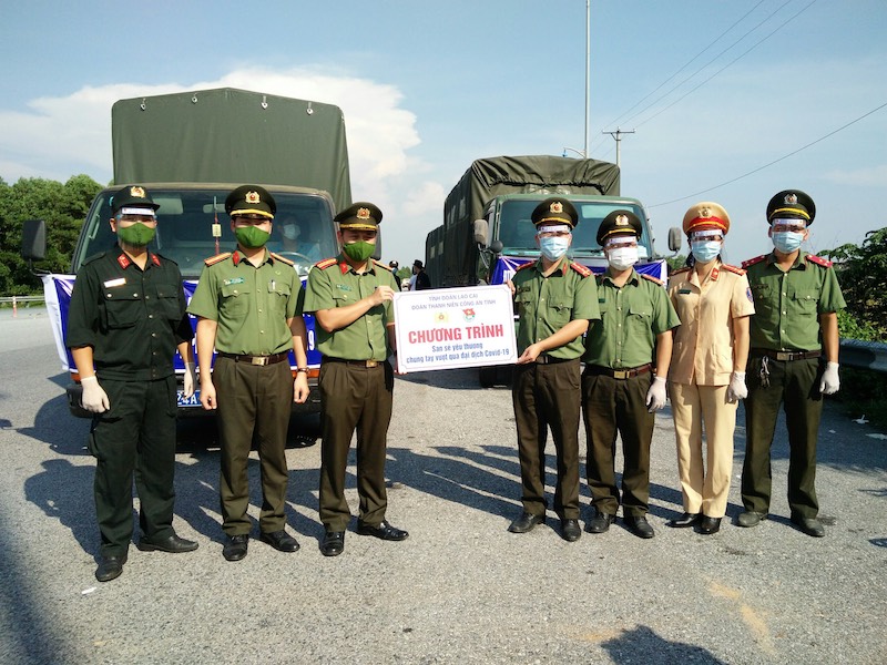 Tiếp nhận nhu yếu phẩm từ Công an tỉnh Lào Cai phân phố cho hơn 900 người yếu thế -0