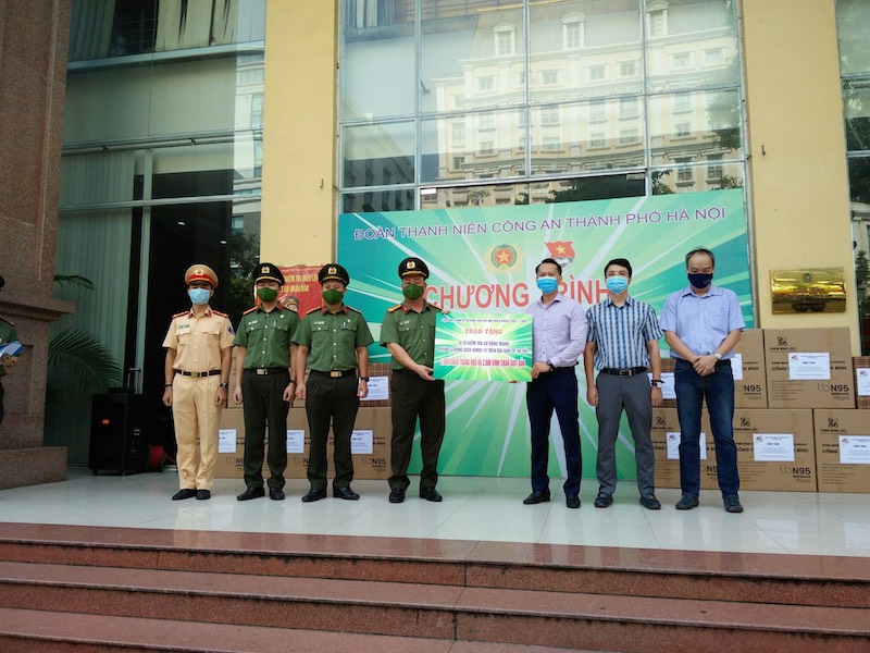 Tiếp nhận nhu yếu phẩm từ Công an tỉnh Lào Cai phân phố cho hơn 900 người yếu thế -0