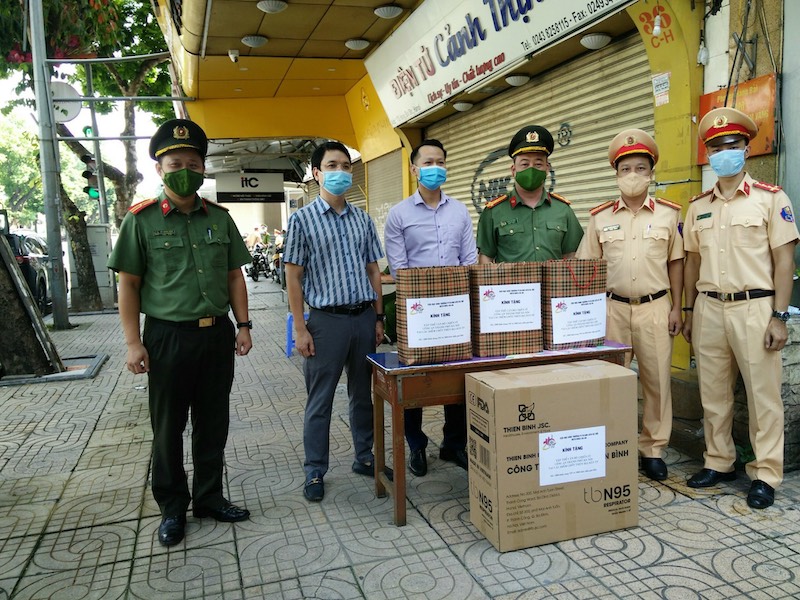 Tiếp nhận nhu yếu phẩm từ Công an tỉnh Lào Cai phân phố cho hơn 900 người yếu thế -0