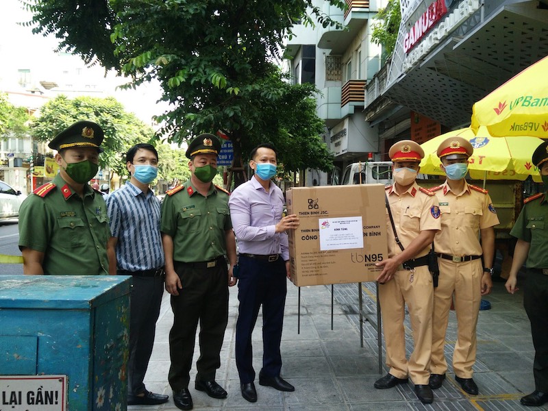 Tiếp nhận nhu yếu phẩm từ Công an tỉnh Lào Cai phân phố cho hơn 900 người yếu thế -1