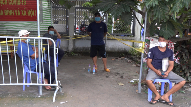 Xe tải luồng xanh chở người trốn trong thùng xe nghi dương tính với COVID-19 -0