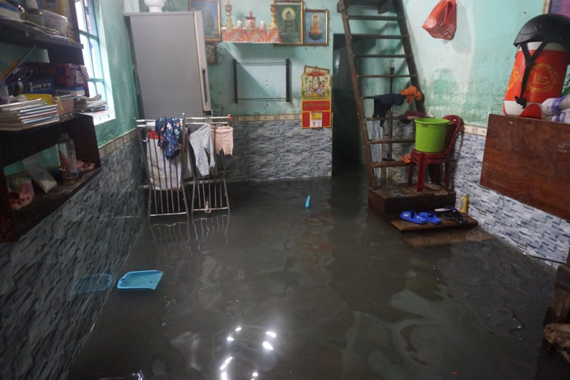 Nhiều nhà dân ở Đà Nẵng bị ngập sâu do mưa lớn -0