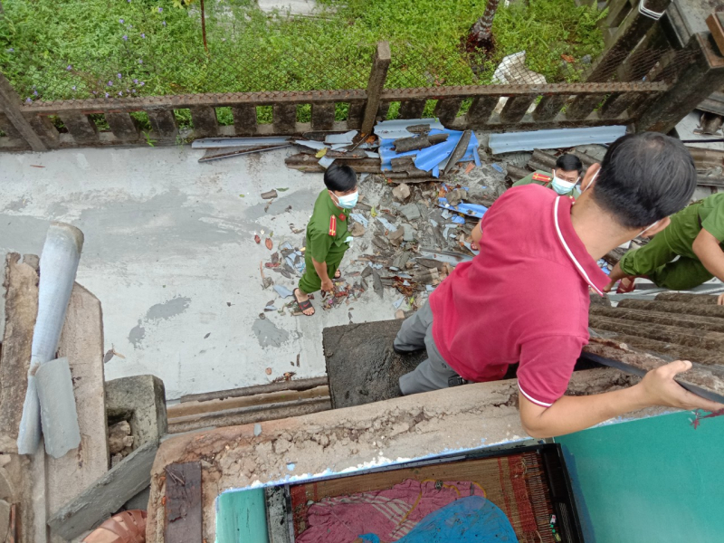 Công an xã ở Thừa Thiên Huế nỗ lực giúp dân khắc phục hậu quả mưa bão -0