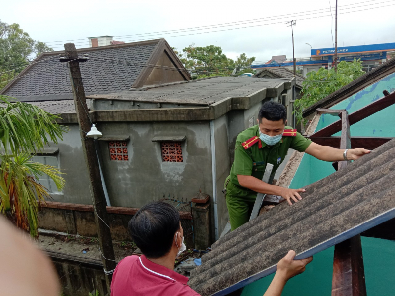 Công an xã ở Thừa Thiên Huế nỗ lực giúp dân khắc phục hậu quả mưa bão -0