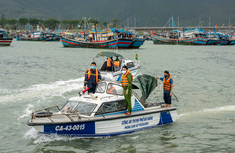 Công an các tỉnh miền Trung triển khai giúp dân đối phó bão số 5 -0