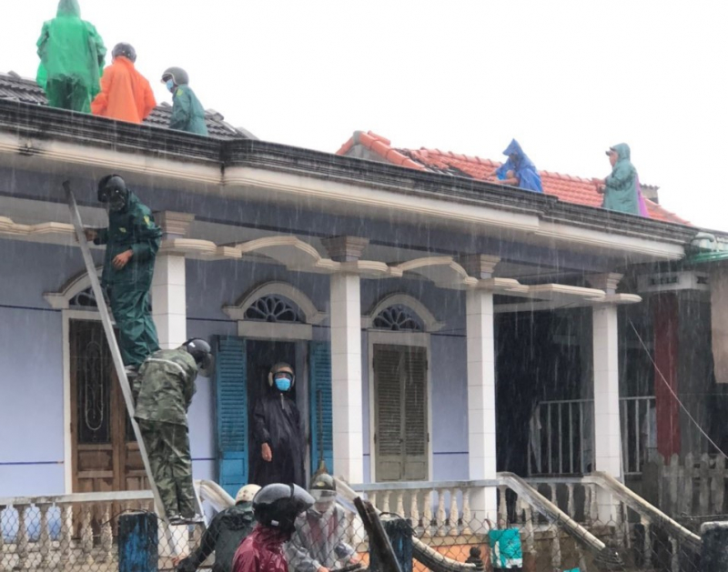 Công an xã ở Thừa Thiên Huế nỗ lực giúp dân khắc phục hậu quả mưa bão -0