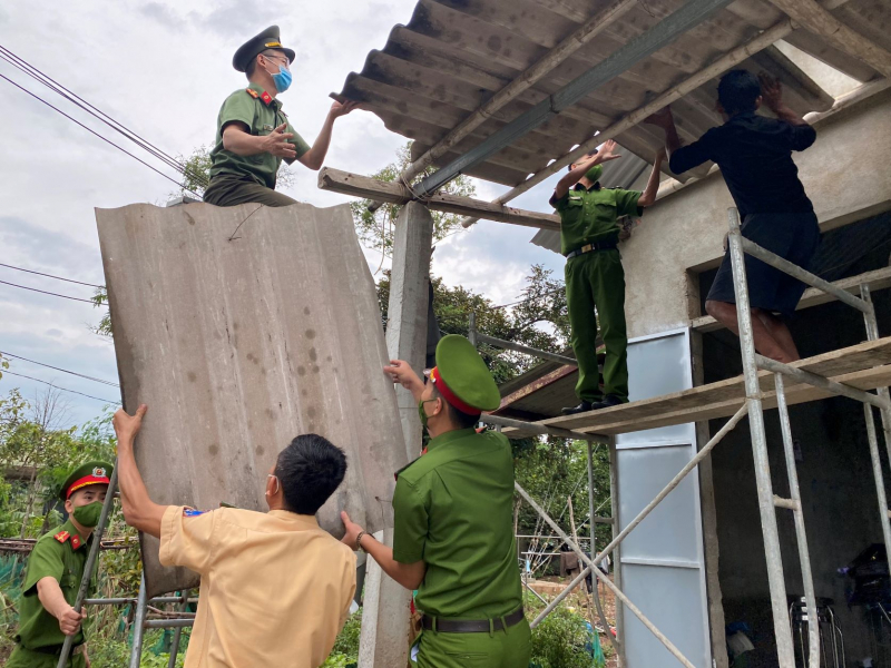 Công an xã ở Thừa Thiên Huế nỗ lực giúp dân khắc phục hậu quả mưa bão -1