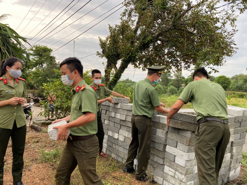 Công an xã ở Thừa Thiên Huế nỗ lực giúp dân khắc phục hậu quả mưa bão -0