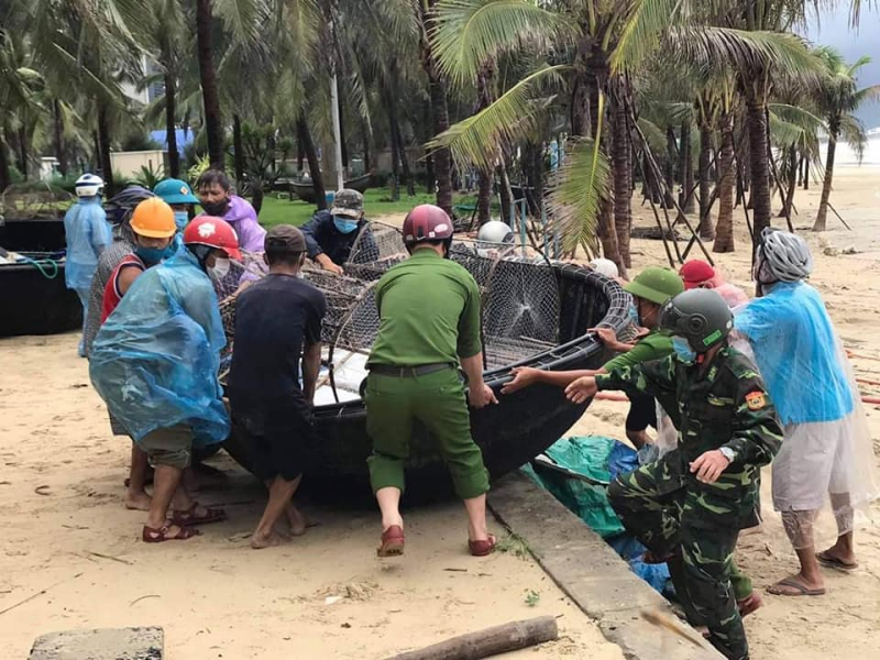 Công an các tỉnh miền Trung triển khai giúp dân đối phó bão số 5 -0
