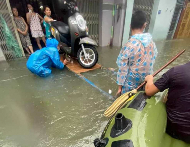 Công an khẩn cấp giúp di dân Đà Nẵng khỏi những vùng ngập sâu -2