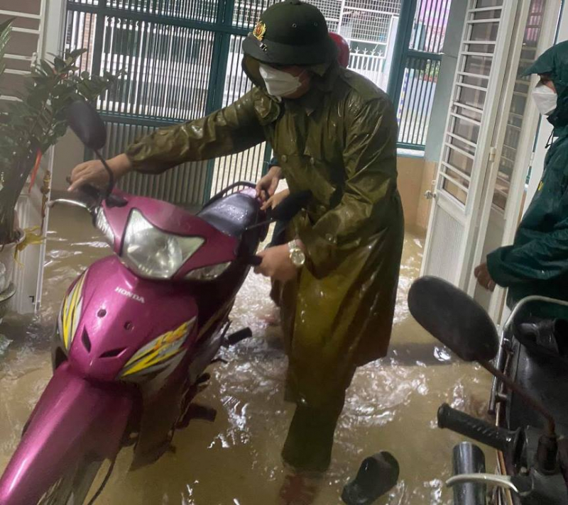 Công an khẩn cấp giúp di dân Đà Nẵng khỏi những vùng ngập sâu -1