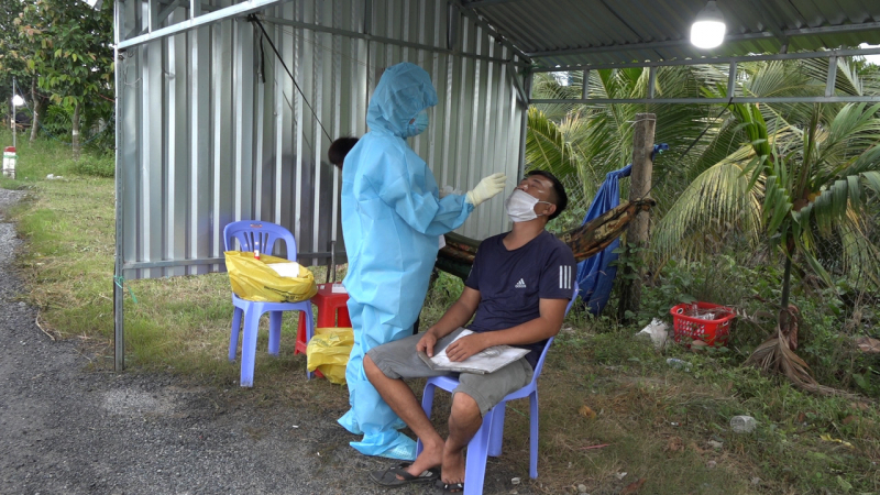 Xe tải luồng xanh chở người trốn trong thùng xe nghi dương tính với COVID-19 -0