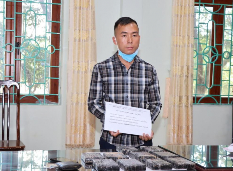 Mang bán 8 bánh heroin sau khi giấu 2 bánh heroin trong rừng -0