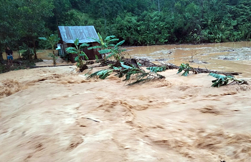Công an xã bám địa bàn, giúp đỡ nhân dân trong mưa bão -0