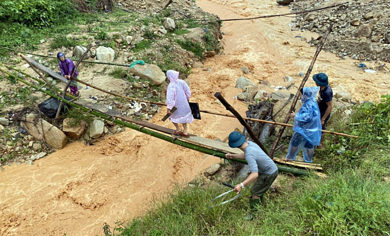 Công an xã bám địa bàn, giúp đỡ nhân dân trong mưa bão -0