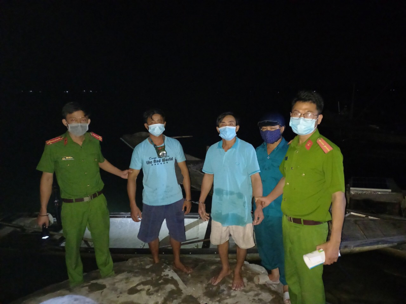 Công an xã bảo vệ tài sản cho người dân trong khu cách ly, phong tỏa -0