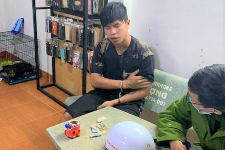 Dùng dao cứa cổ chủ nợ để cưỡng dâm, cướp tài sản -0