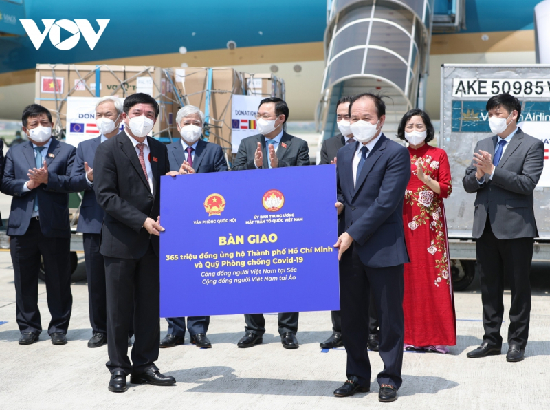 Chủ tịch Quốc hội chứng kiến lễ bàn giao vaccine ngay sau khi tới sân bay Nội Bài -0