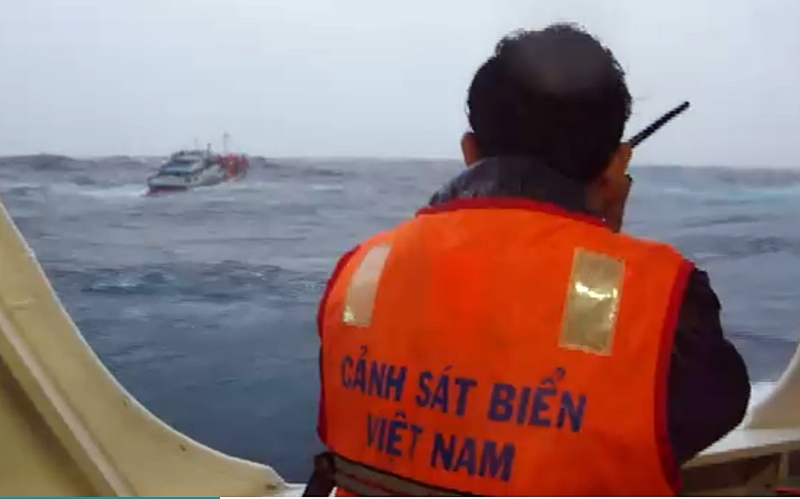 Kịp thời ứng cứu 2 tàu gặp nạn do bão số 5 -0